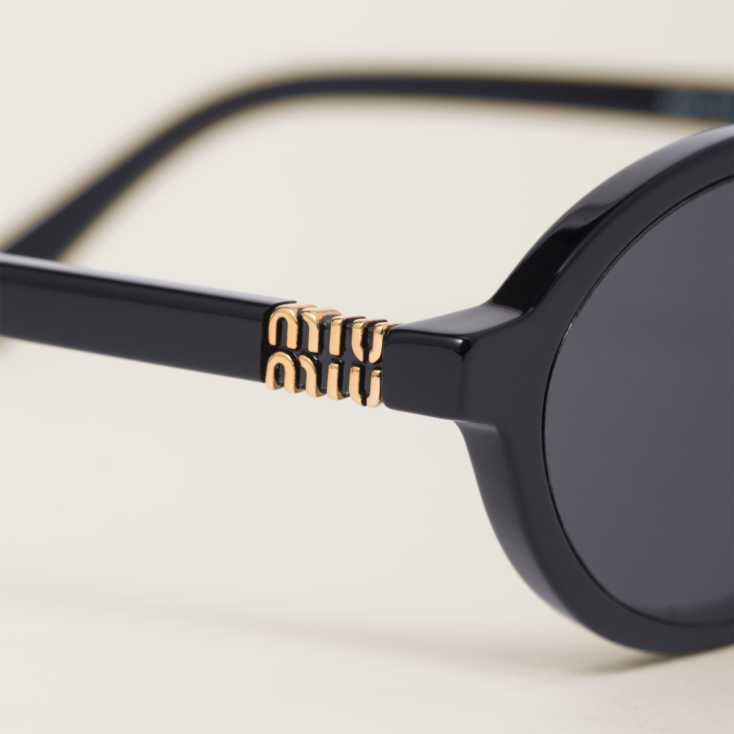 Lunette de soleil Miu Black